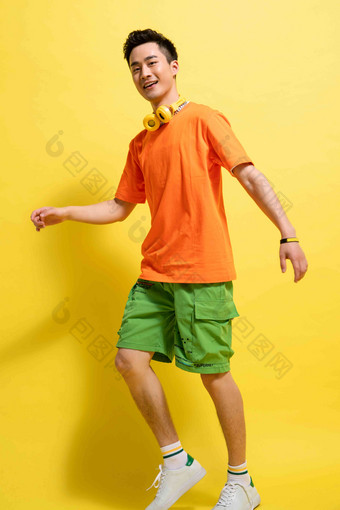 快乐的活力青年男人黄色背景高质量镜头