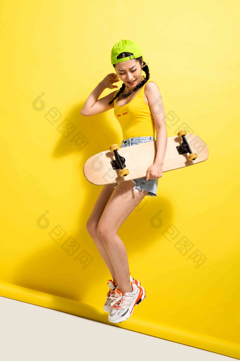 拿着滑板的兴奋年轻女人<strong>年轻人</strong>氛围图片