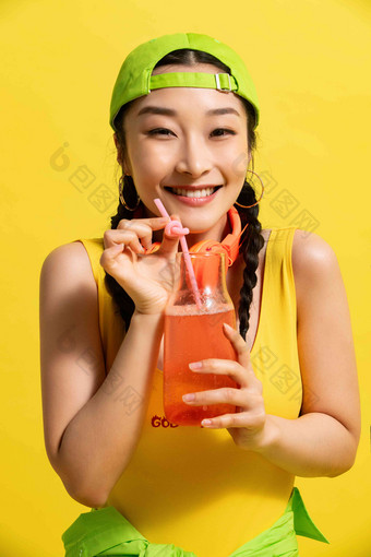 喝饮料的快乐年轻女人玻璃瓶清晰场景
