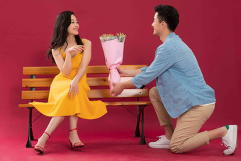 浪漫的青年男人给女朋友送花坐着高质量摄影