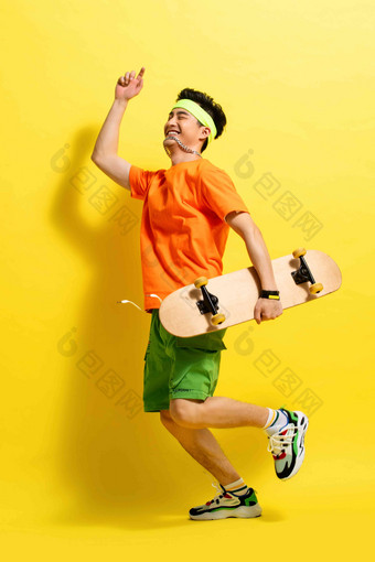 拿着滑板的活力青年男人快乐高质量素材