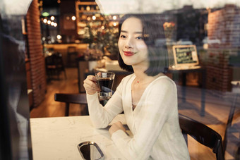 喝咖啡的青年女人彩色图片高清场景