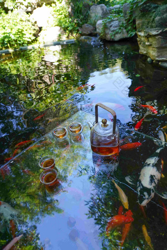池塘茶具垂直构图氛围图片
