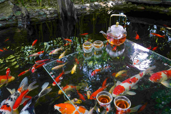 池塘边的茶具