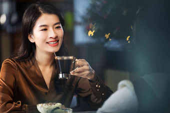 年轻闺蜜在咖啡馆喝咖啡相伴高端拍摄