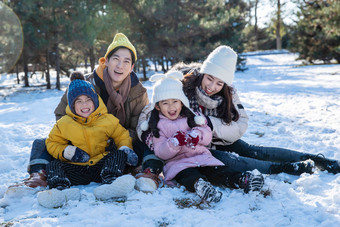 快乐的一家人坐在雪地上覆盖高清场景