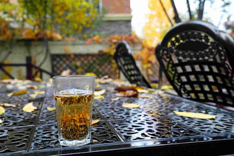 户外庭院桌子上摆放的茶高端相片