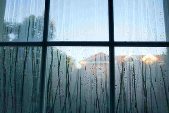 透过雨后的<strong>窗户</strong>看天气转晴阳光别墅