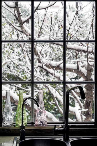 窗户外的雪景花瓶清晰摄影