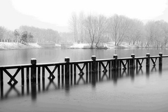 下雪后的湖边风景