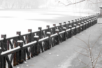 下雪后的湖边风景下雪高端拍摄