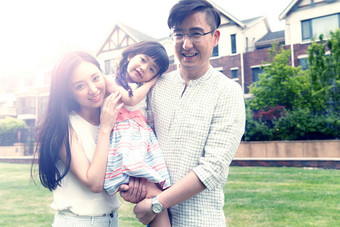 一家人幸福家庭抱着温馨家园高清摄影