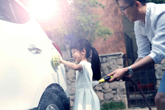 快乐父女擦洗汽车东方人氛围相片