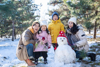 幸福的一家四口和雪人