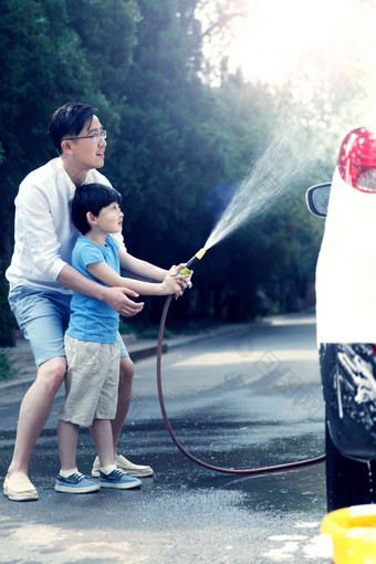 快乐父子擦洗汽车
