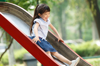 小女孩滑梯高兴生活方式绿色清晰素材