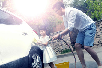 快乐父女擦洗汽车运动清晰图片