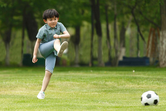 小男孩踢足球学龄前儿童高清<strong>照片</strong>