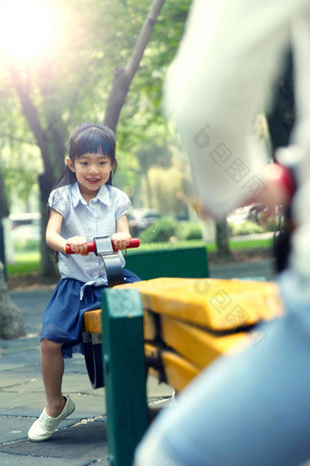 小女孩玩跷跷板全身像高质量镜头