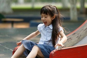小女孩滑梯中国爱天真清晰图片