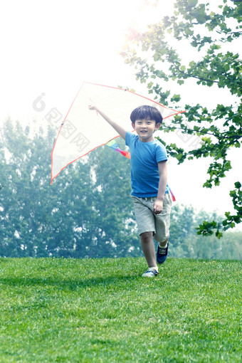 小男孩放风筝风筝高清图片