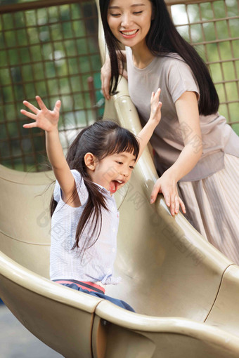 小女孩滑梯休闲女孩嬉戏的摄影