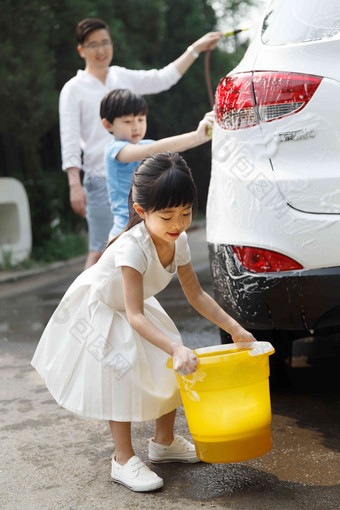 快乐家庭擦洗汽车洗车高清镜头