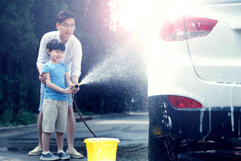 快乐父子擦洗汽车生活方式相片
