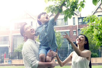 一家人幸福建筑树叶高举手臂高质量场景