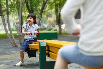 儿童玩跷跷板头部高端摄影