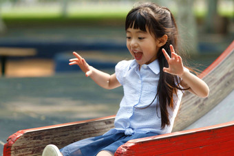 小女孩滑梯幸福公园纯洁清晰摄影