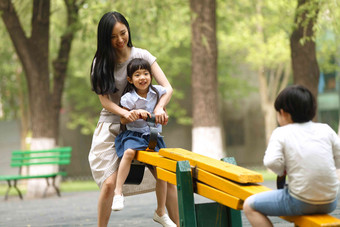 快乐母女玩<strong>跷跷板</strong>绿色高清相片