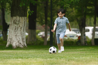小男孩踢足球温馨清晰图片