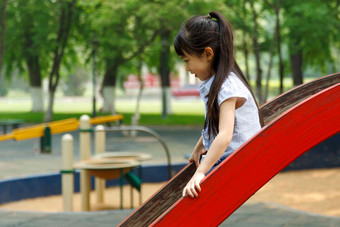 小女孩滑梯户外童年生活方式影相