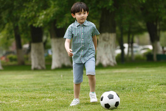 小男孩踢足球安全高清摄影