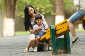 快乐母女玩<strong>跷跷板</strong>温馨摄影