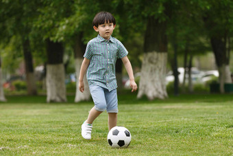 小男孩踢足球高兴高质量拍摄