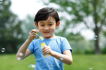 小男孩吹<strong>泡泡</strong>