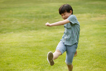 小男孩踢足球放松高质量图片