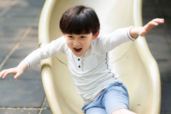 小男孩滑滑梯幸福相片