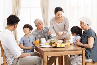 幸福家庭吃早餐儿子高端拍摄