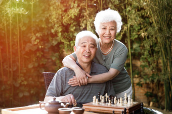 老年夫妇在院子里下棋