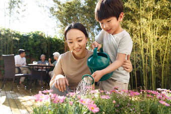 幸福家庭在庭院里植物图片