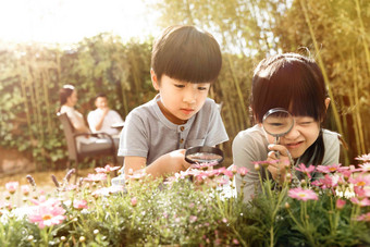 两个儿童在庭院里玩耍春天写实相片