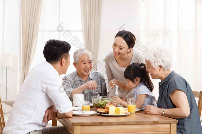 幸福家庭吃早餐祖母高端相片