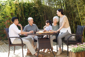 幸福家庭在院子里喝茶温馨清晰场景