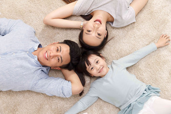 快乐家庭躺在地上中国人高端素材