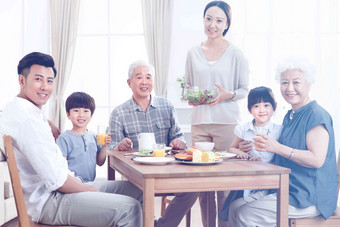 幸福家庭吃早餐欢乐写实摄影图