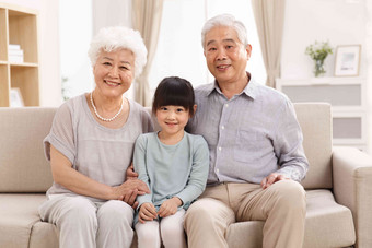 孙女陪着祖父母在客厅