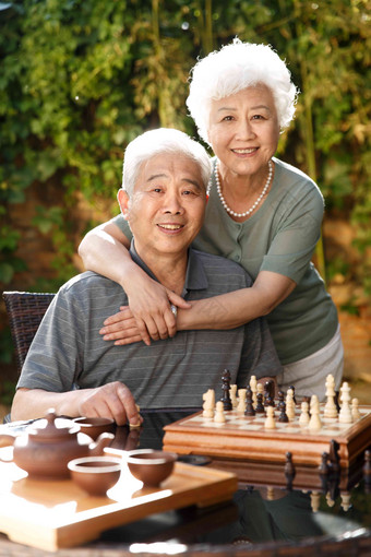 老年夫妇在院子里下棋东亚高质量图片